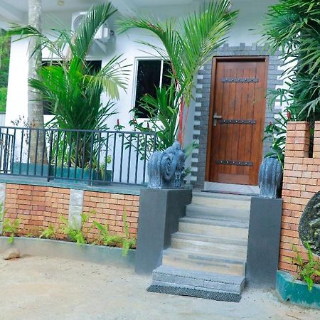 Star Rain Tour Inn Ratnapura Exteriör bild